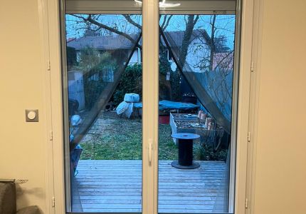 porte-fenêtre PVC blanche avec soubassement Saint Laurent de Mure
