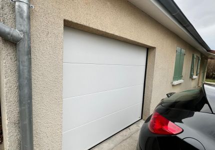 Porte de garage sectionnelle blanche à Saint Pierre de Chandieu
