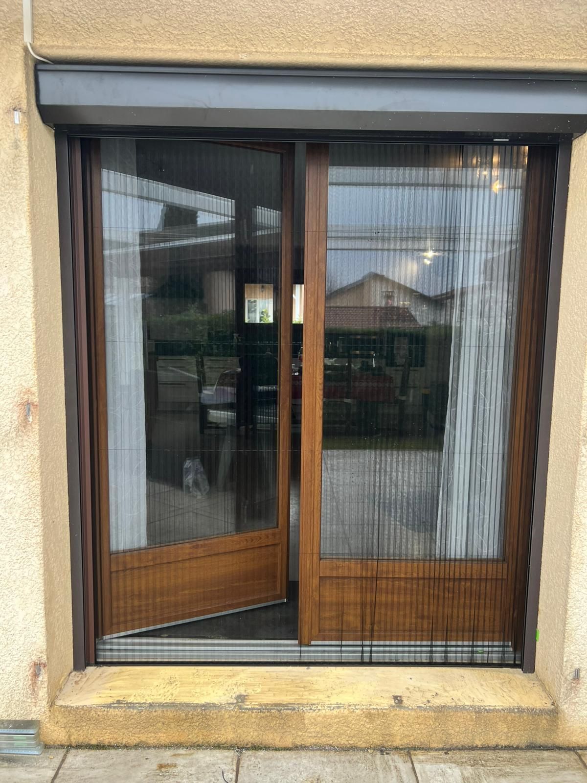 Volet roulant solaire et moustiquaire plissée à Toussieu