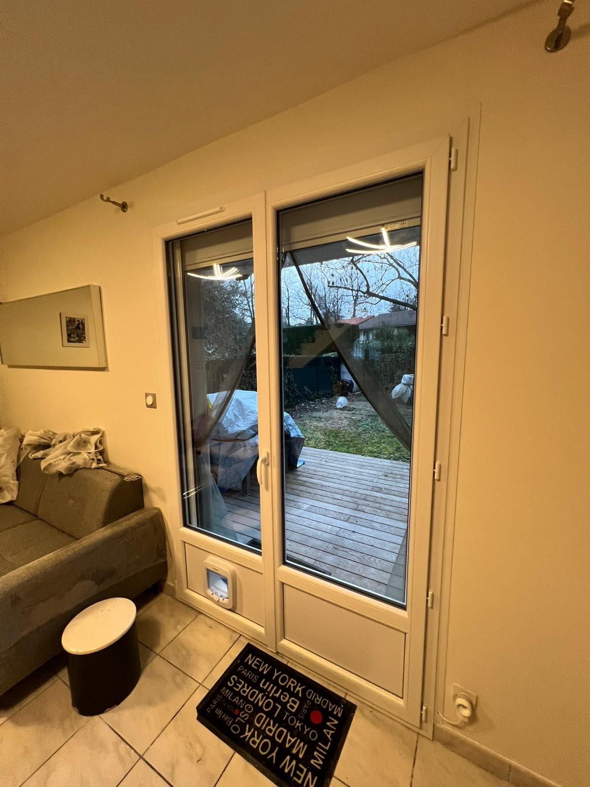 porte-fenêtre PVC blanche avec soubassement Saint Laurent de Mure