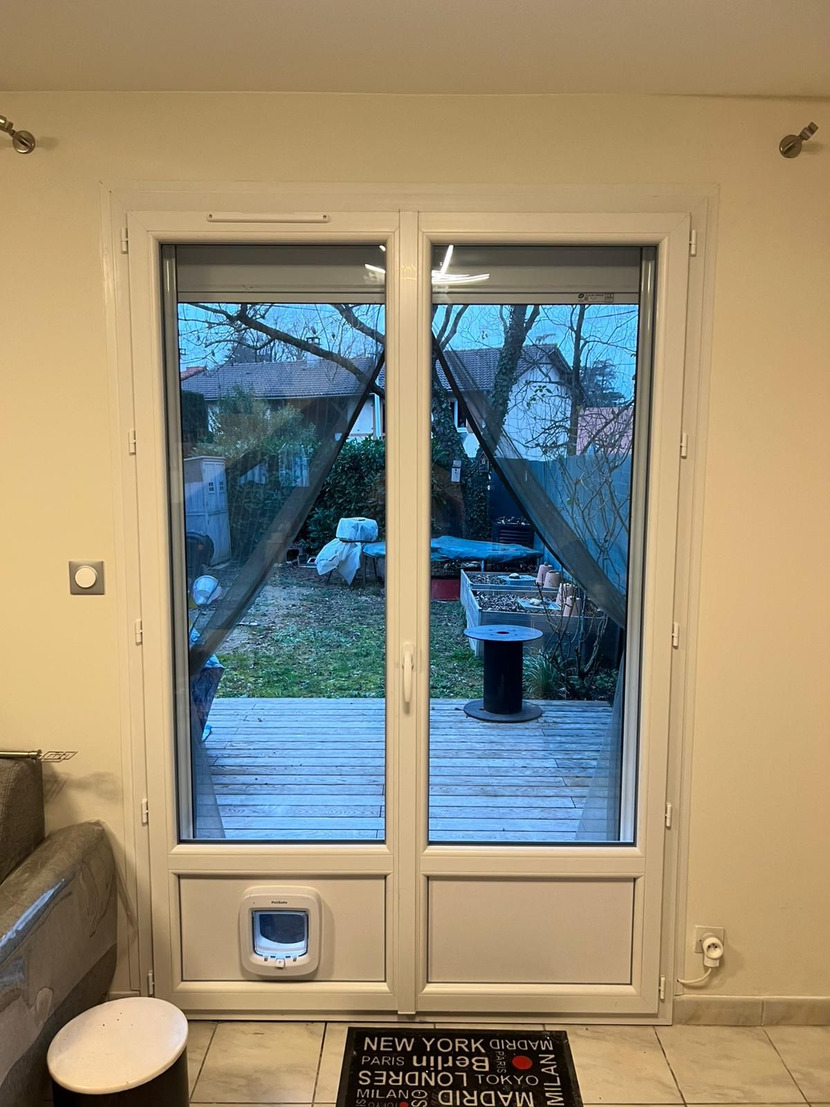 porte-fenêtre PVC blanche avec soubassement Saint Laurent de Mure