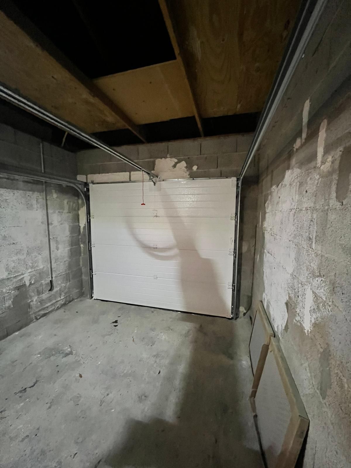 Porte de garage sectionnelle blanche à Saint Pierre de Chandieu