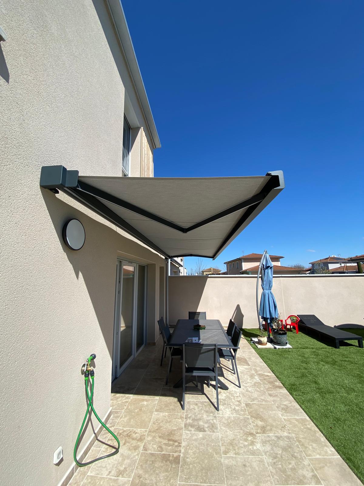 Store coffre aluminium gris anthracite | Multibaie