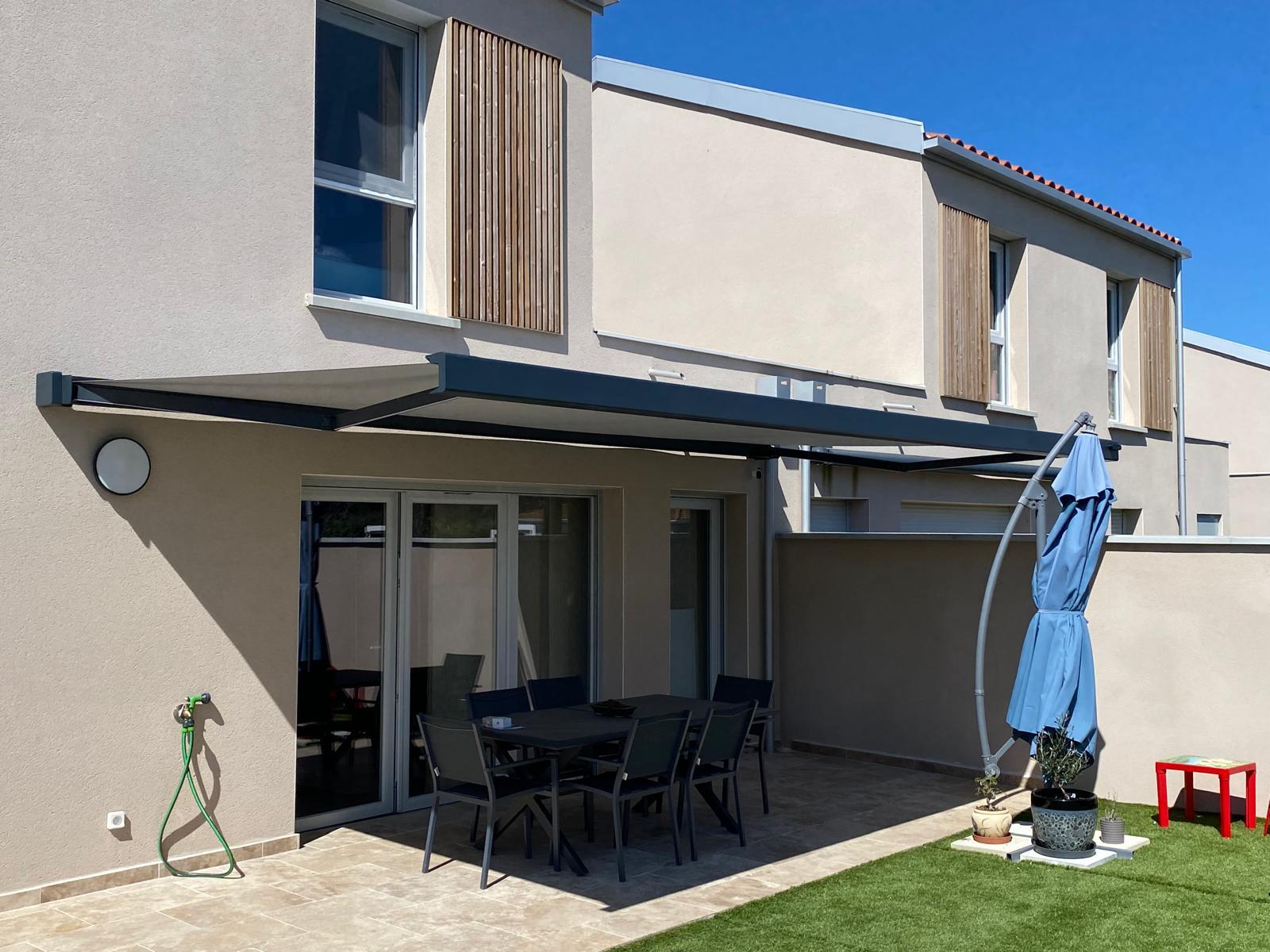 Store coffre aluminium gris anthracite | Multibaie