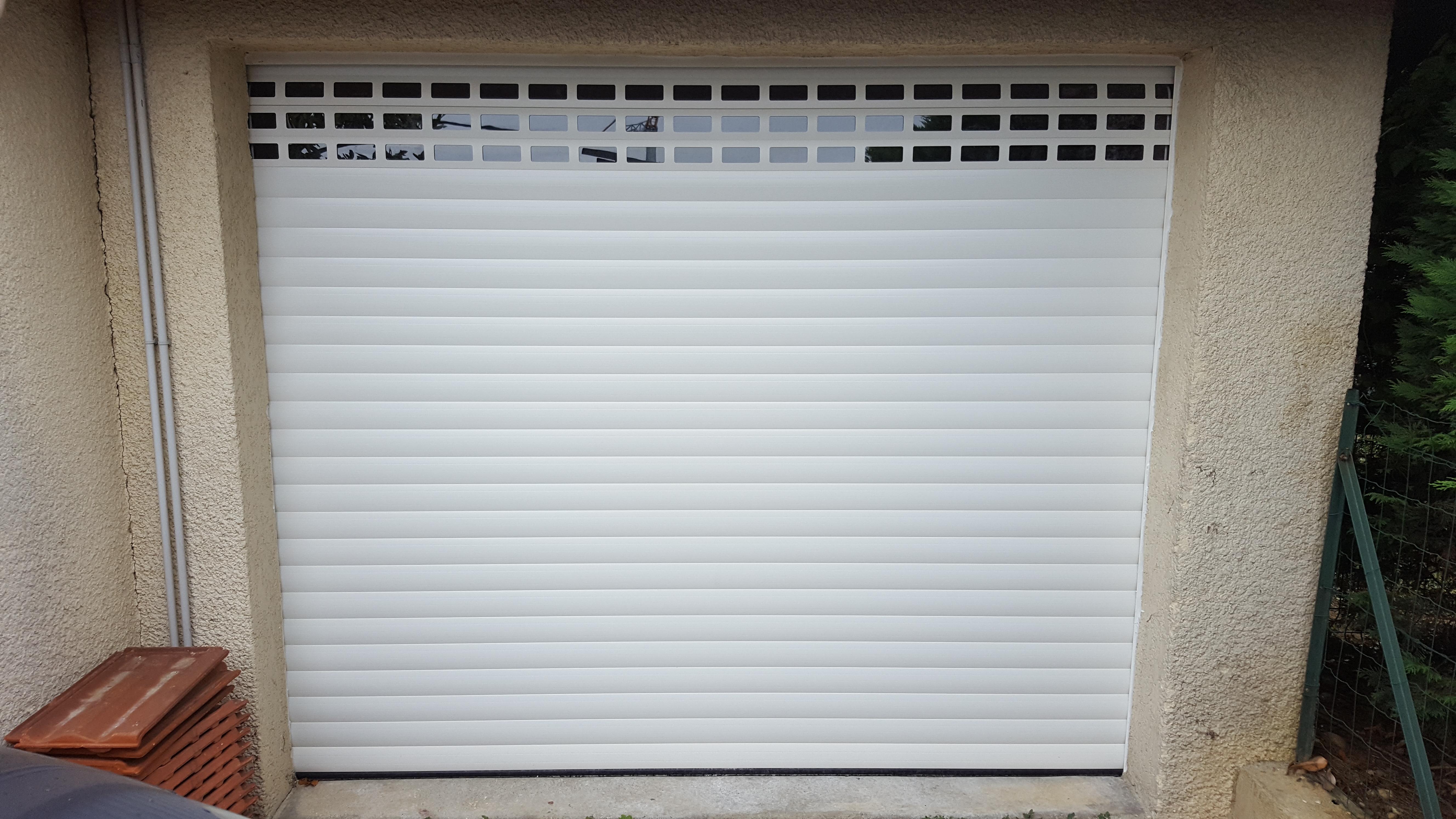 Porte de garage enroulable blanche avec hublot | Multibaie