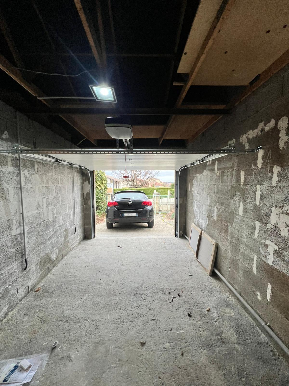 Porte de garage sectionnelle blanche à Saint Pierre de Chandieu