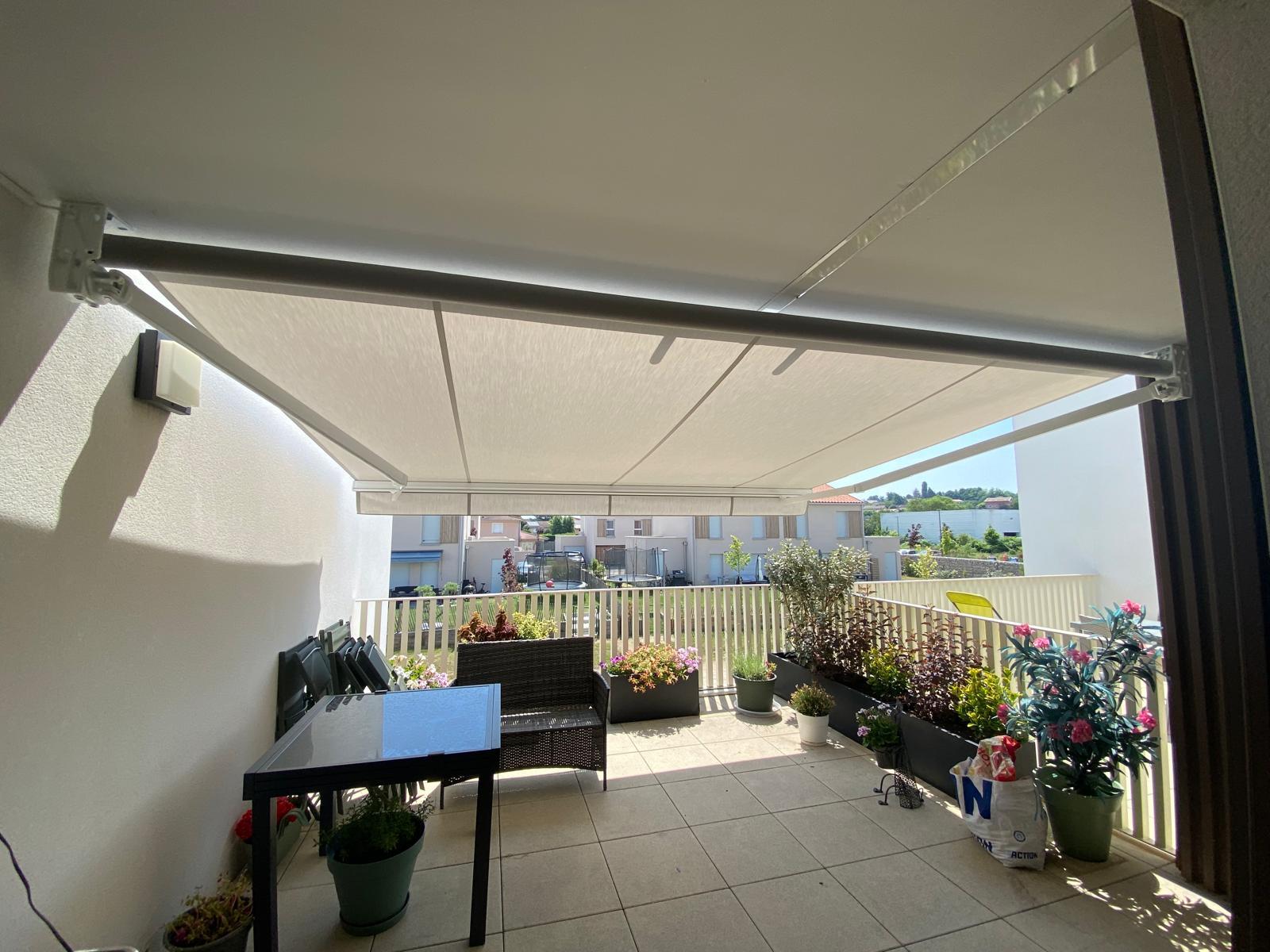 Store loggia aluminium sur balcon | Multibaie
