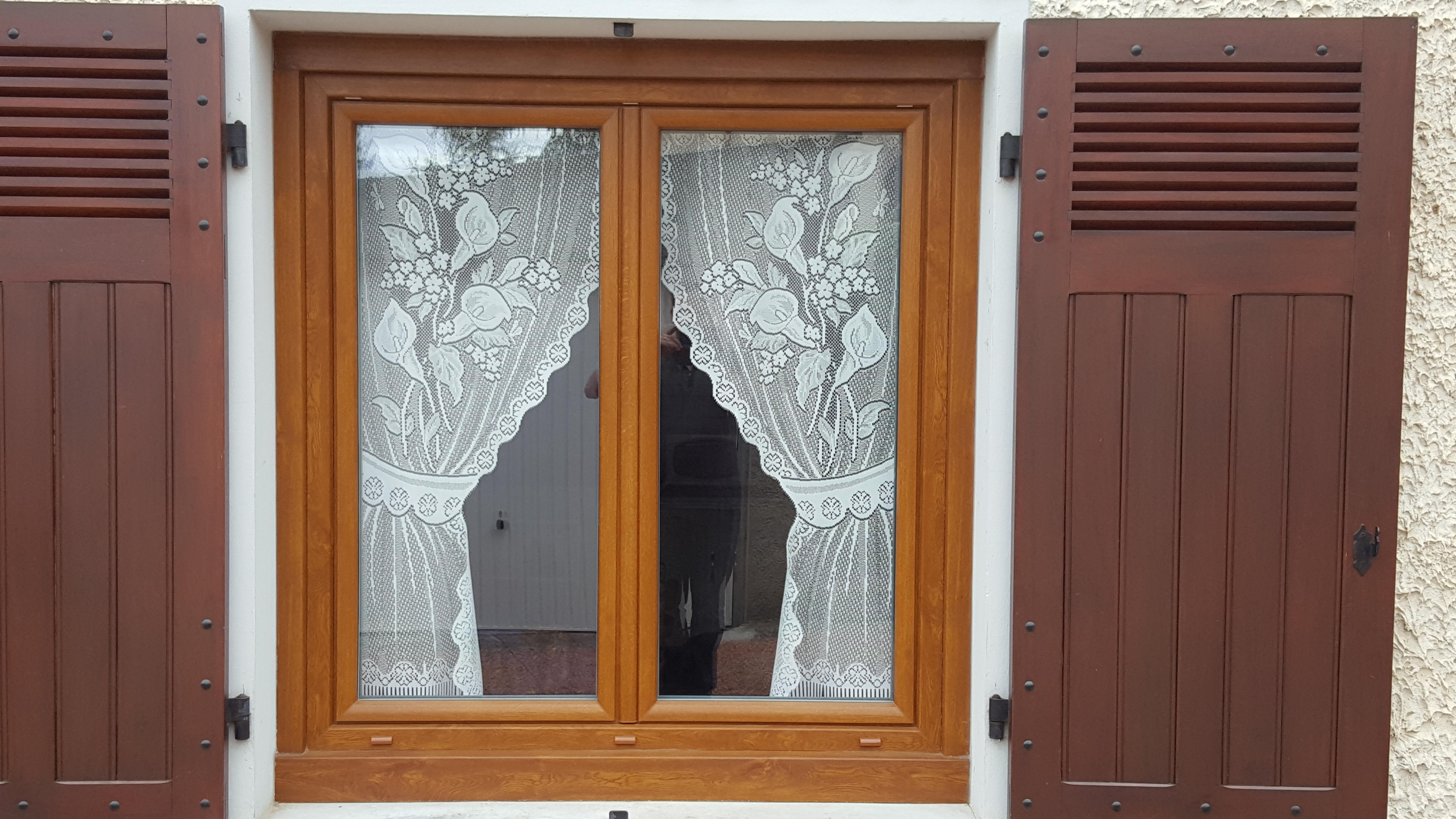 Installation fenêtre PVC sur mesure couleur chêne doré | Multibaie