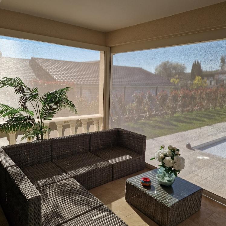 Store Zip verticaux beige (RAL 1013) pour fermeture de terrasse | Multibaie