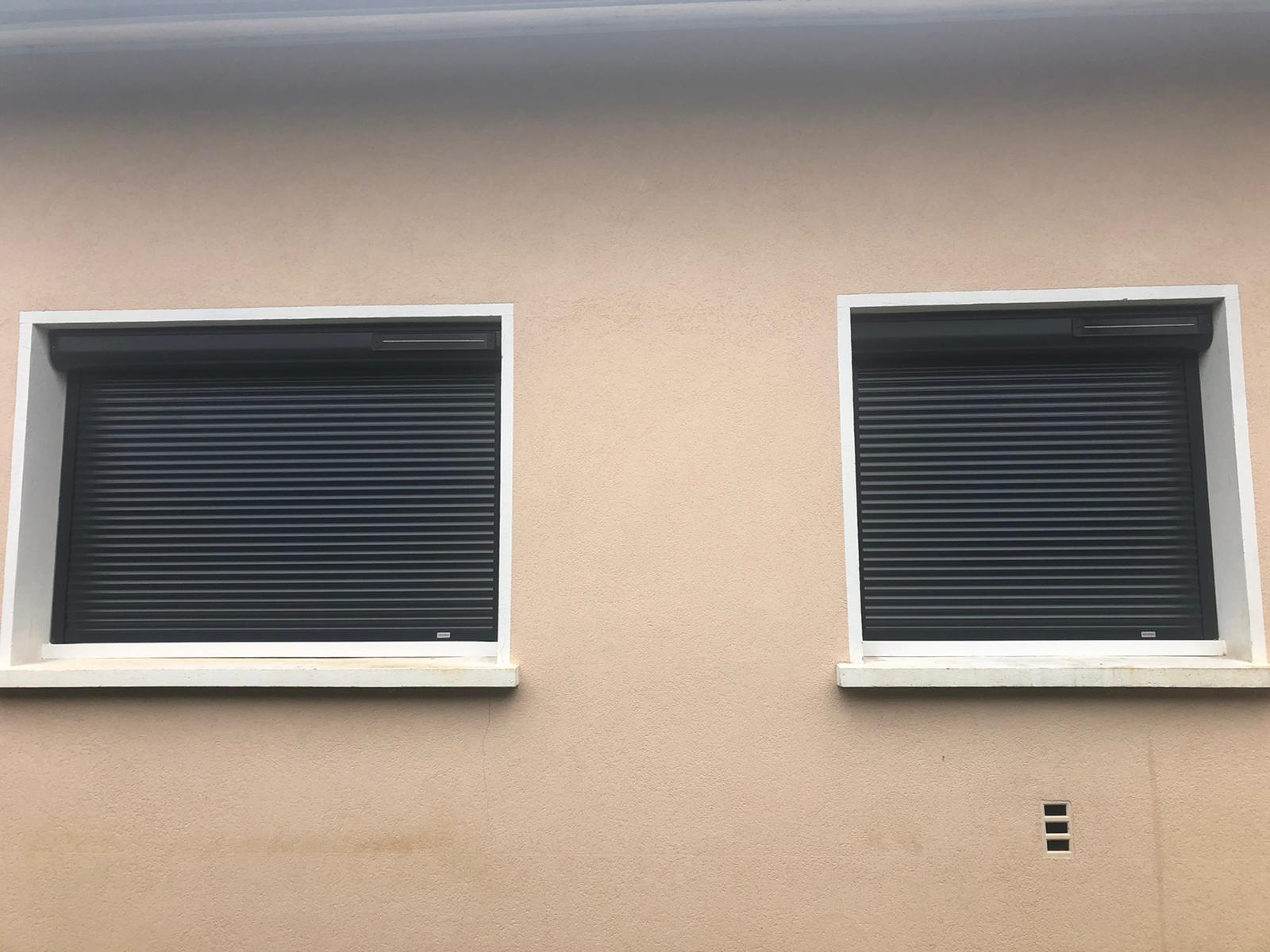 Volet roulant motorisé solaire noir | Multibaie