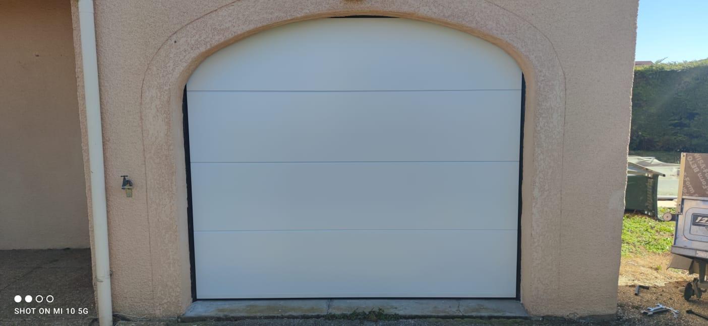Porte de garage sectionnelle en acier lisse blanche | Multibaie