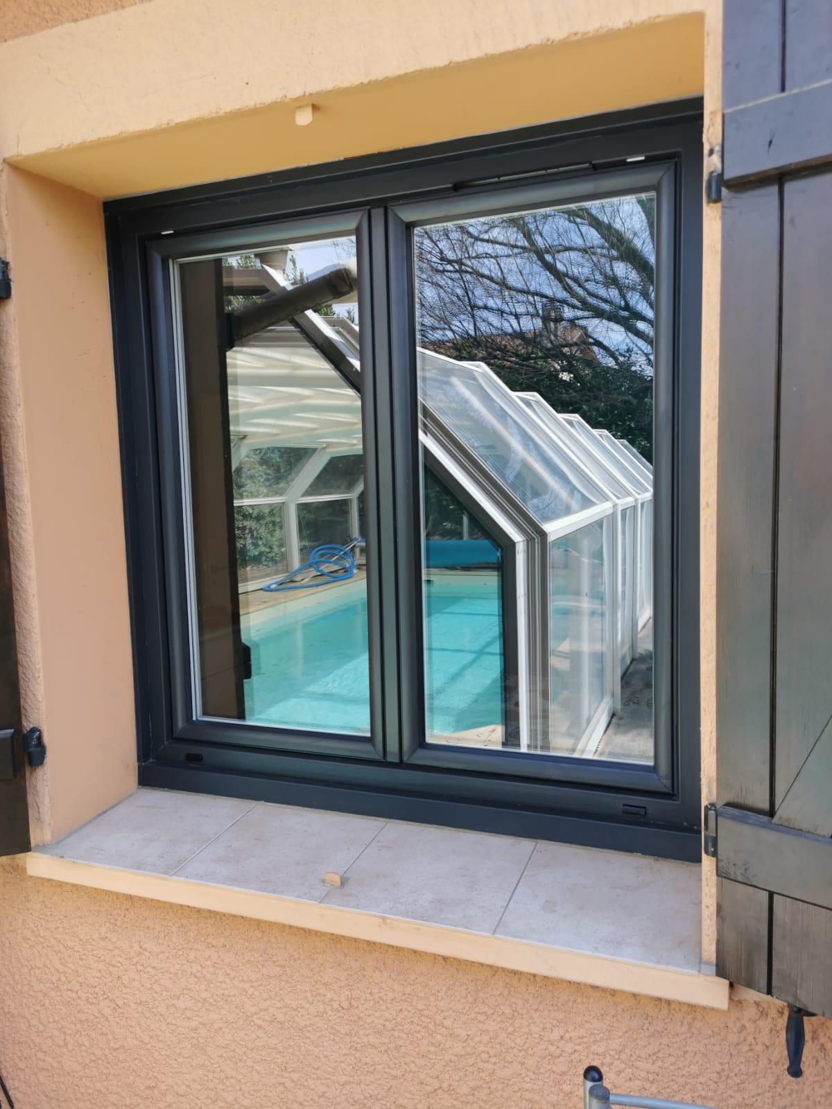 Installation fenêtre PVC sur mesure gris anthracite | Multibaie