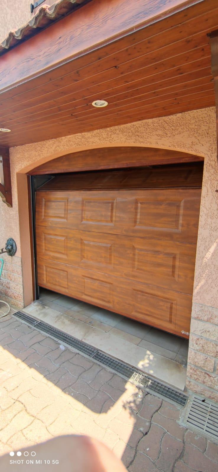 Porte de garage sectionnelle en acier couleur chêne doré | Multibaie