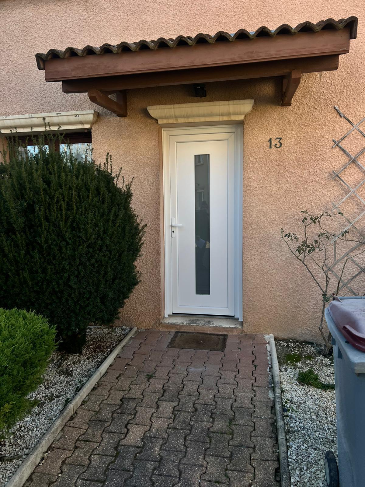 Pose Porte d'Entrée PVC Blanche Vitrée à Genas (69740) | Multibaie