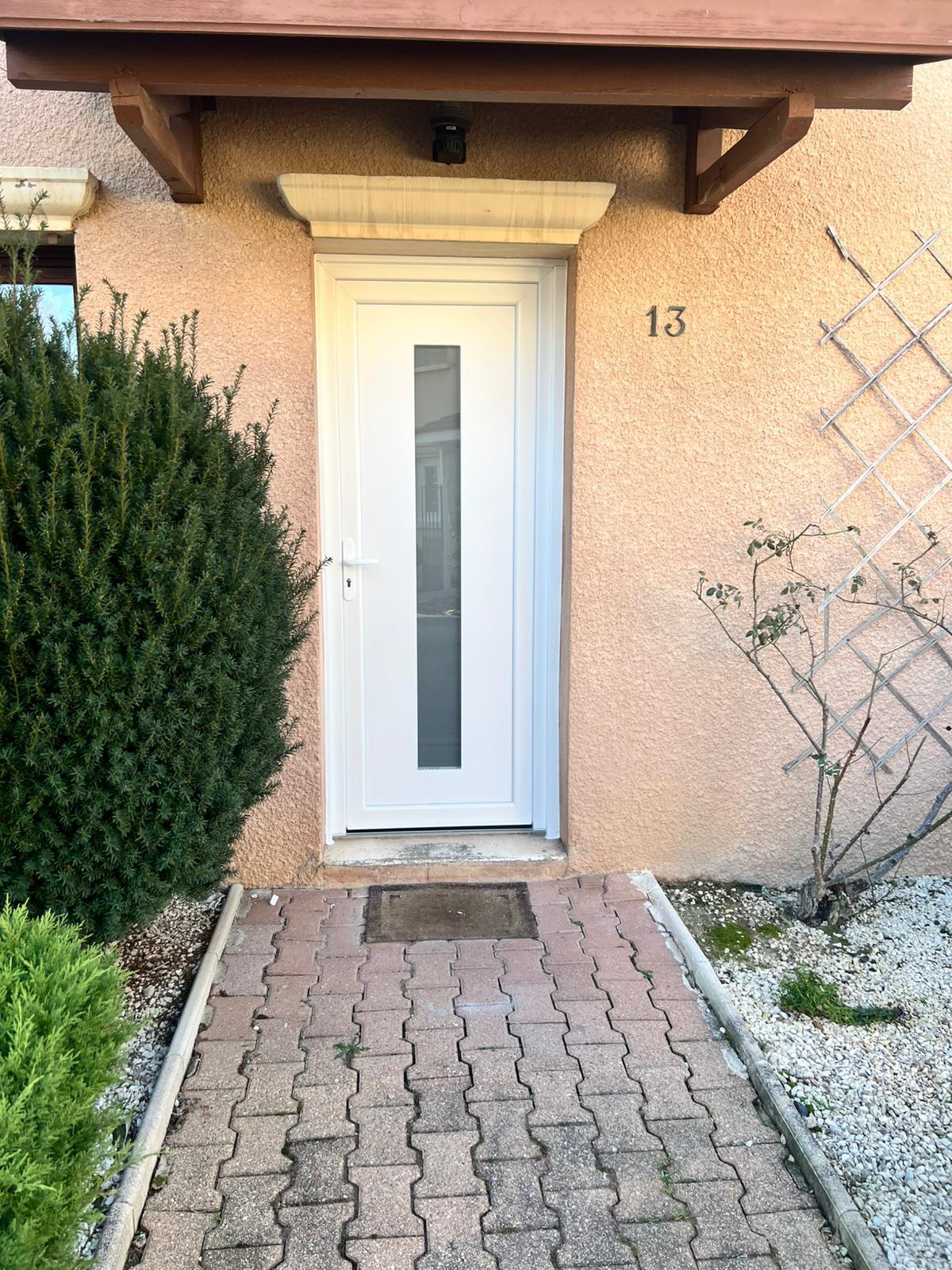 porte d'entrée PVC vitrée blanche à Genas