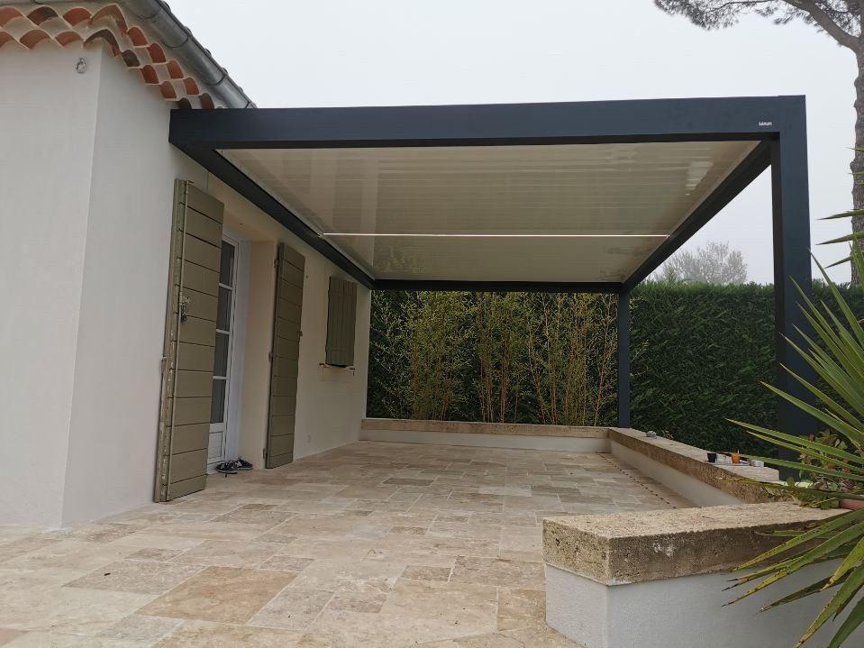 Pergola bioclimatique grise anthracite adossée à lame Led Multibaie