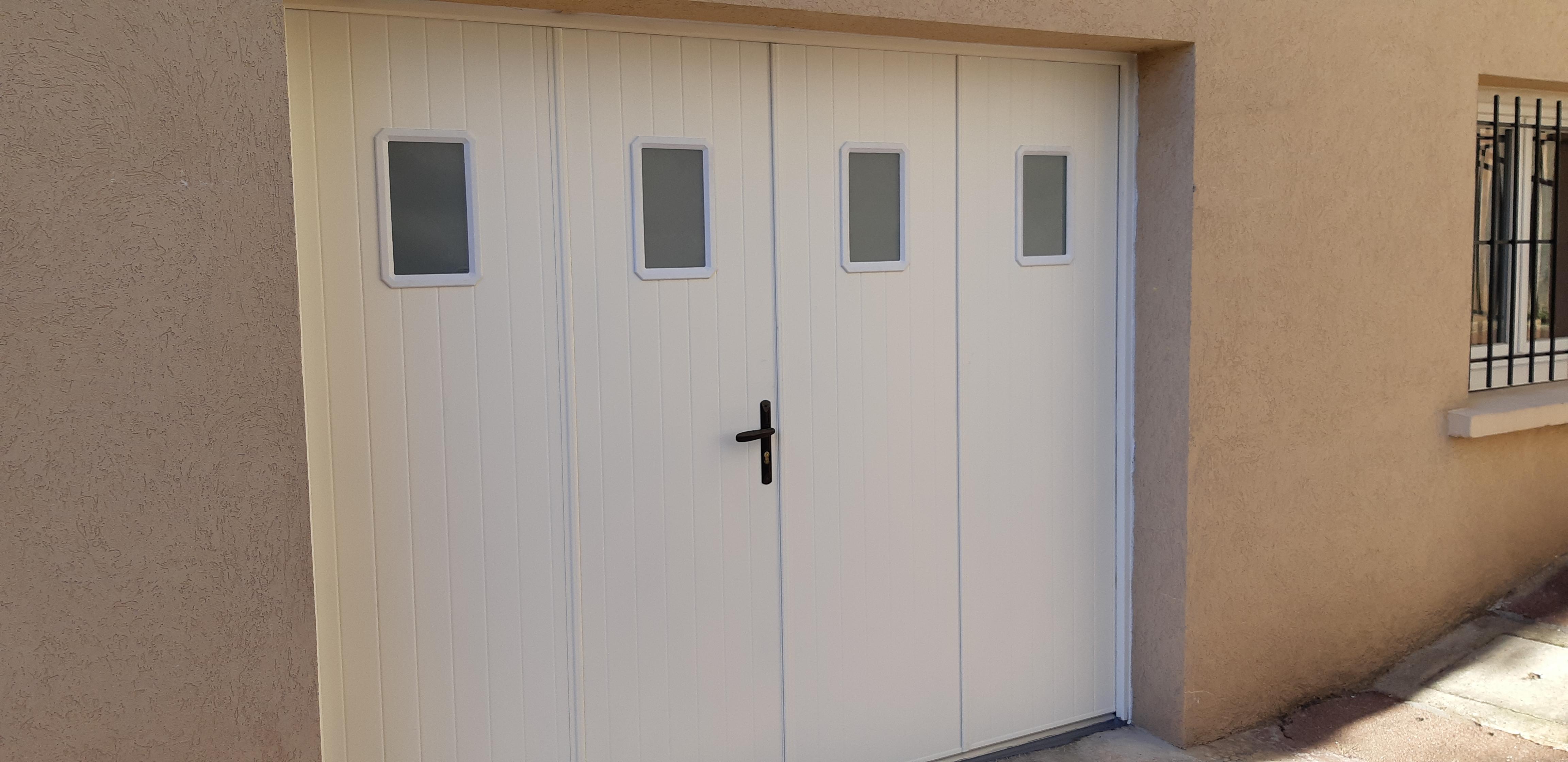 Porte de garage battante blanche avec hublot | Multibaie