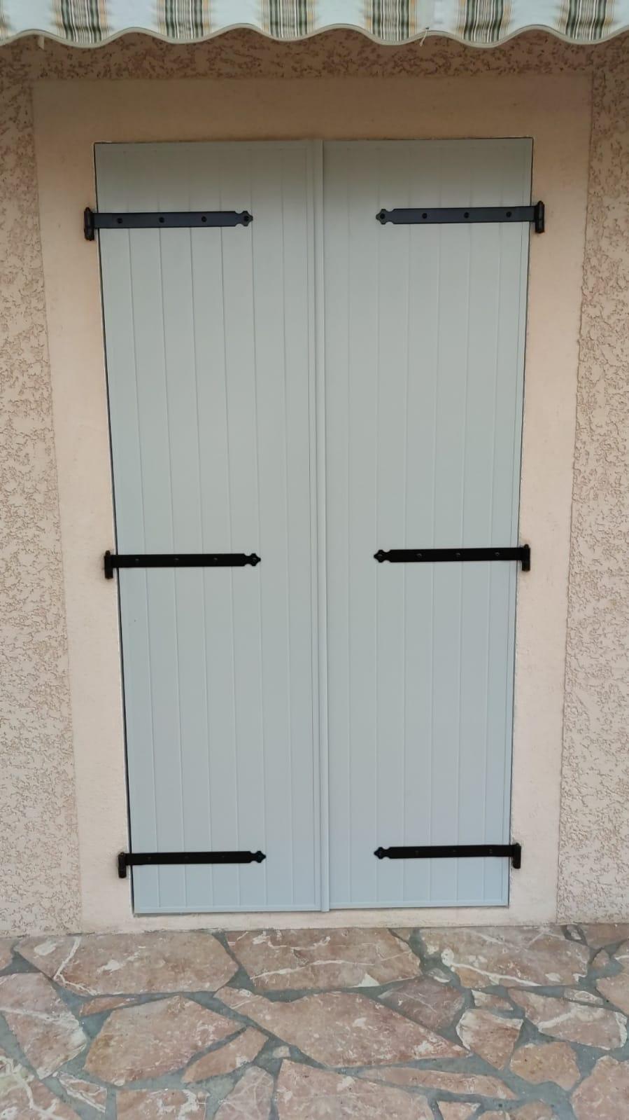 Volets battants aluminium gris clair | Multibaie