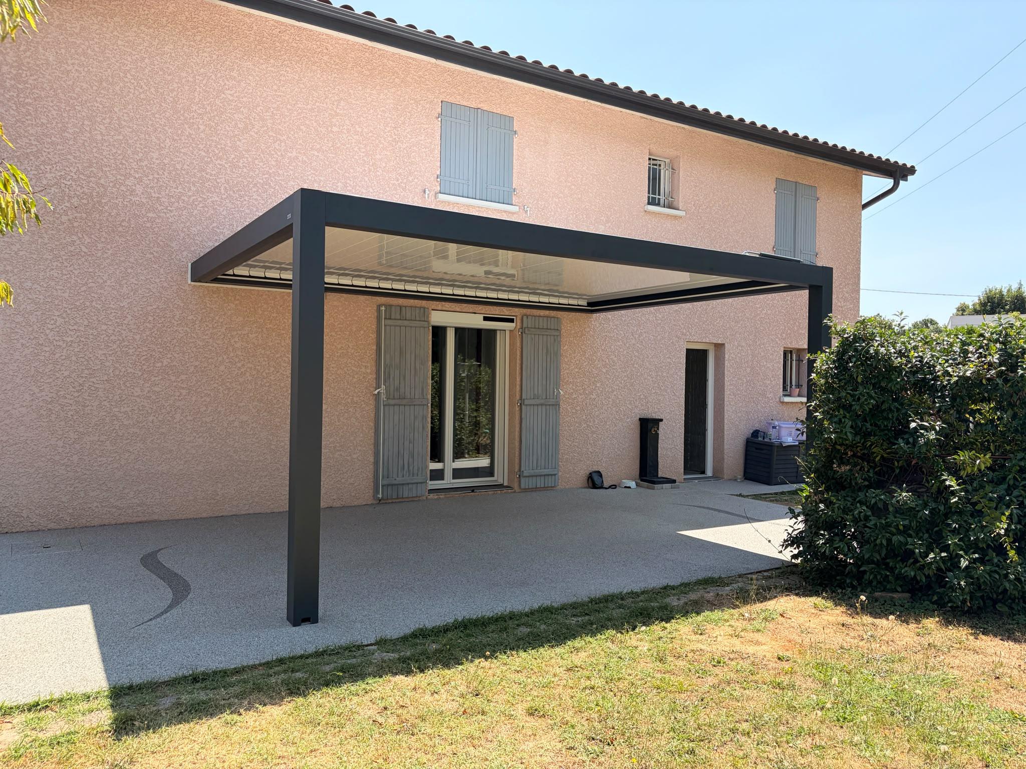 Installation de Pergola Bioclimatique, Porte-fenêtre Pvc, Volet roulant et moustiquaire à Charvieu-Chavagneux | Multibaie