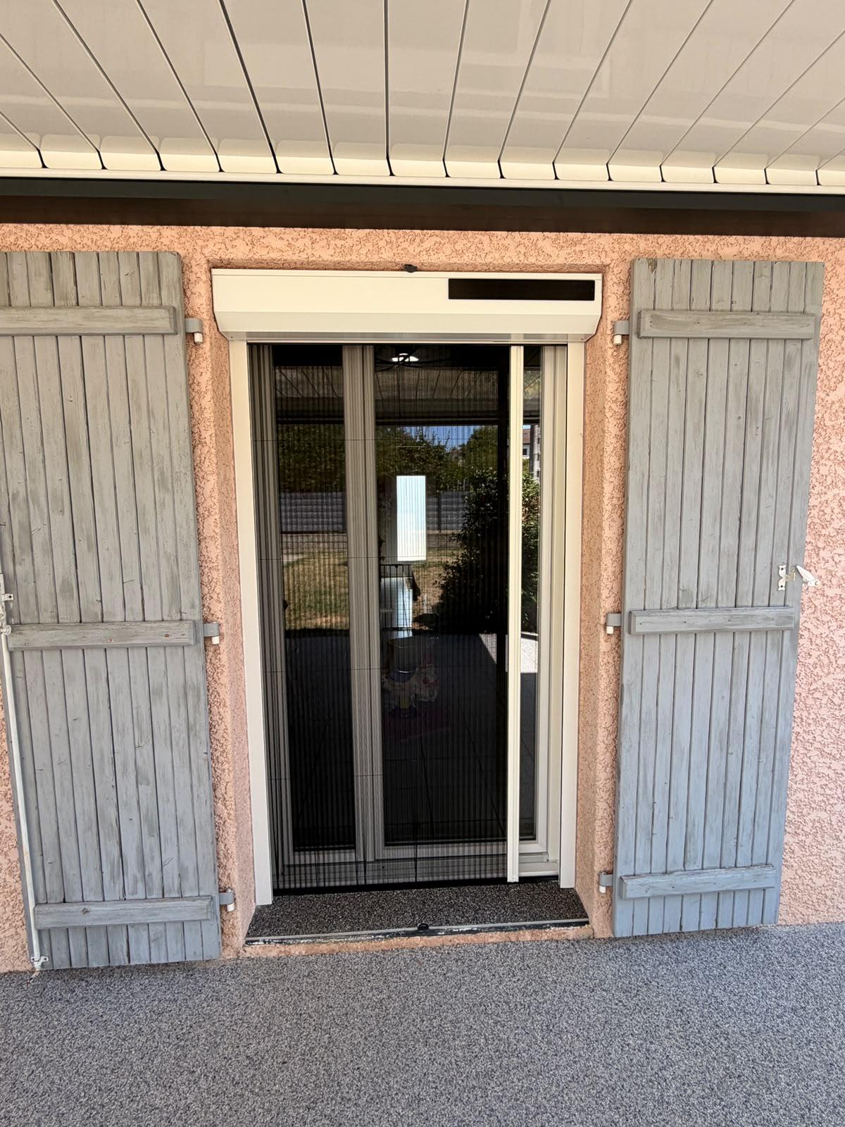 Porte-fenêtre PVC, Volet roulant solaire et moustiquaire blancs | Multibaie