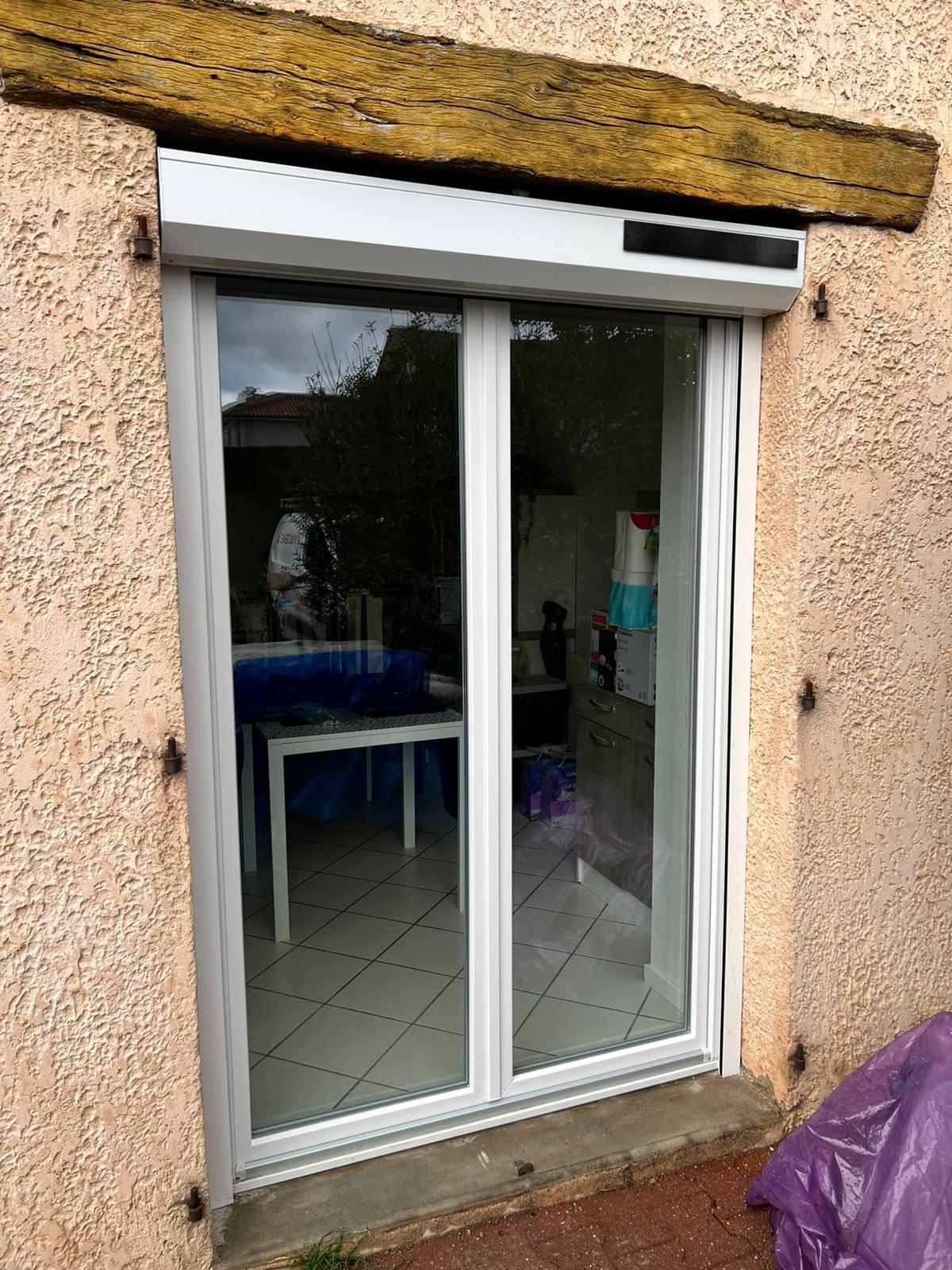 Installation de 15 menuiseries PVC et 14 volets roulants à Saint Bonnet de Mure (69720) | Multibaie