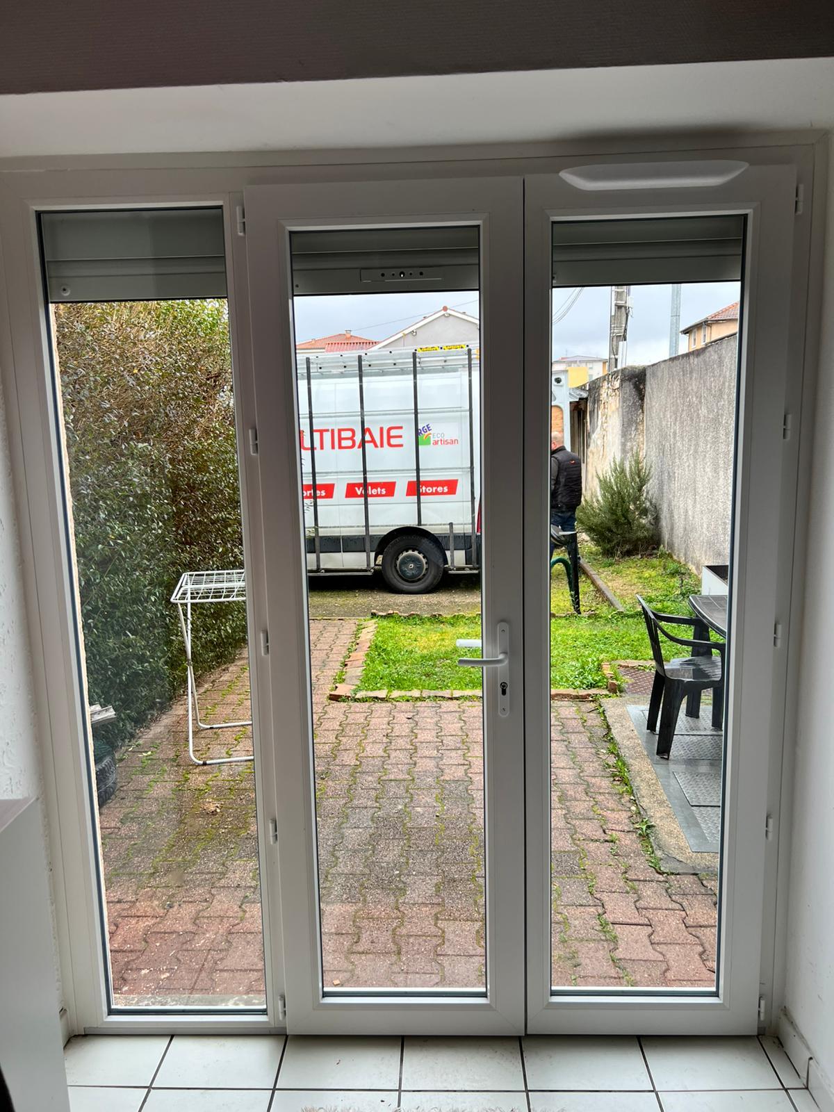 Porte-fenêtre 2 vantaux avec châssis fixe latéral