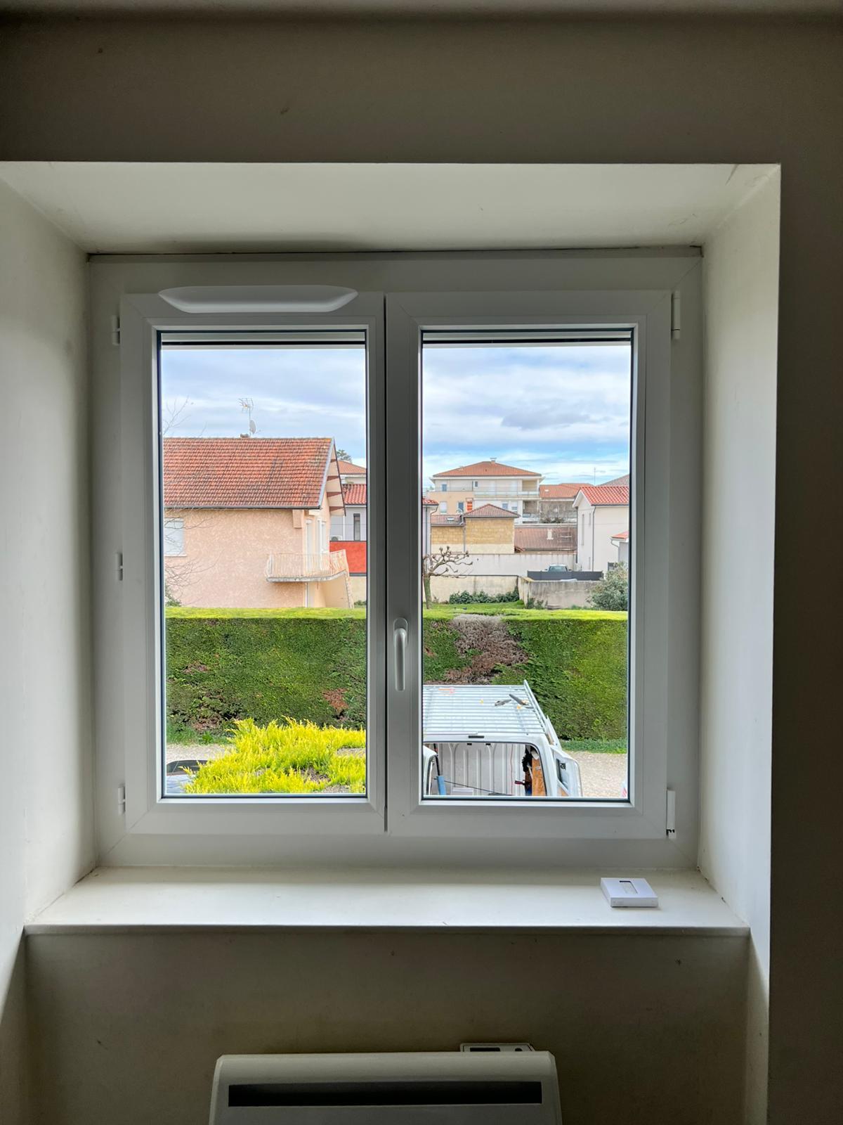 Fenêtre PVC blanche 2 vantaux