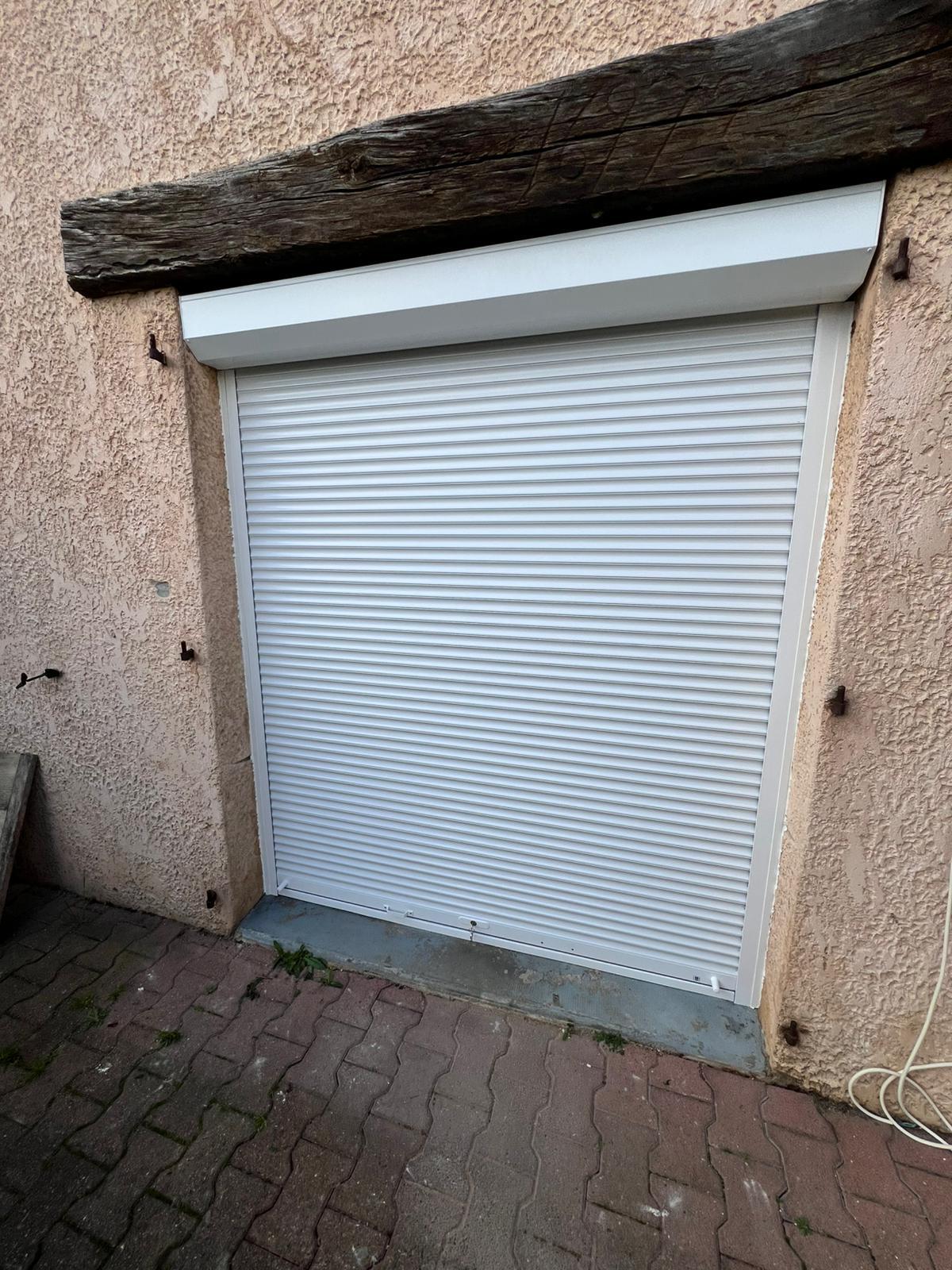 Volet roulant motorisé blanc sur porte-fenêtre