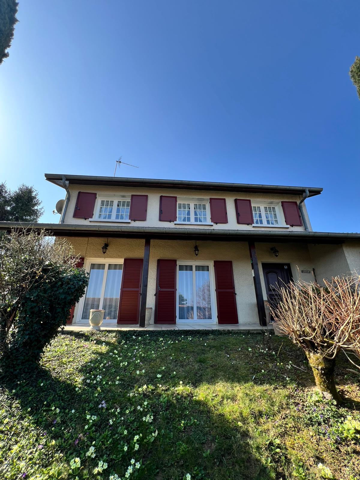 Installation de Menuiseries PVC blanches et Volets battants persiennés coloris Acajou | Multibaie