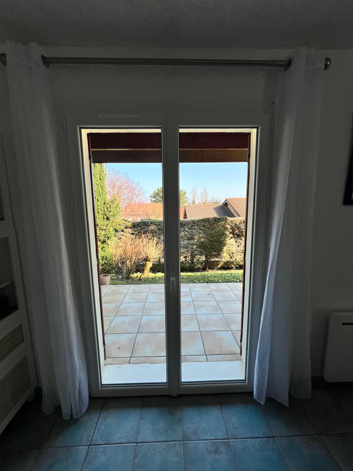 Porte-fenêtre PVC blanche