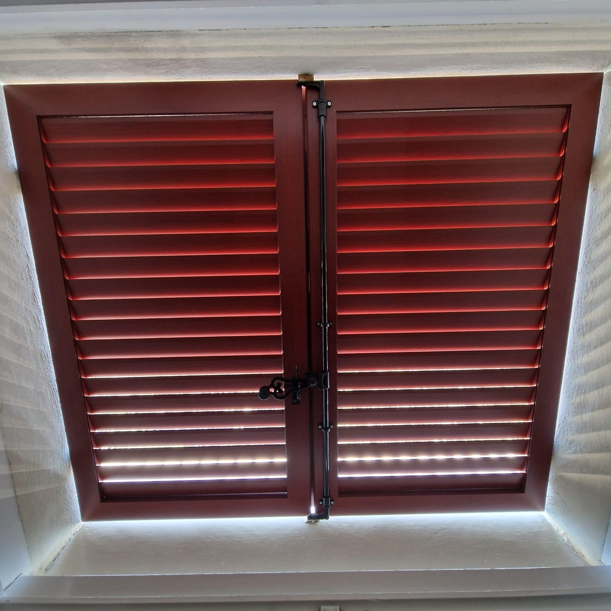 Volet battant aluminium persienné couleur acajou