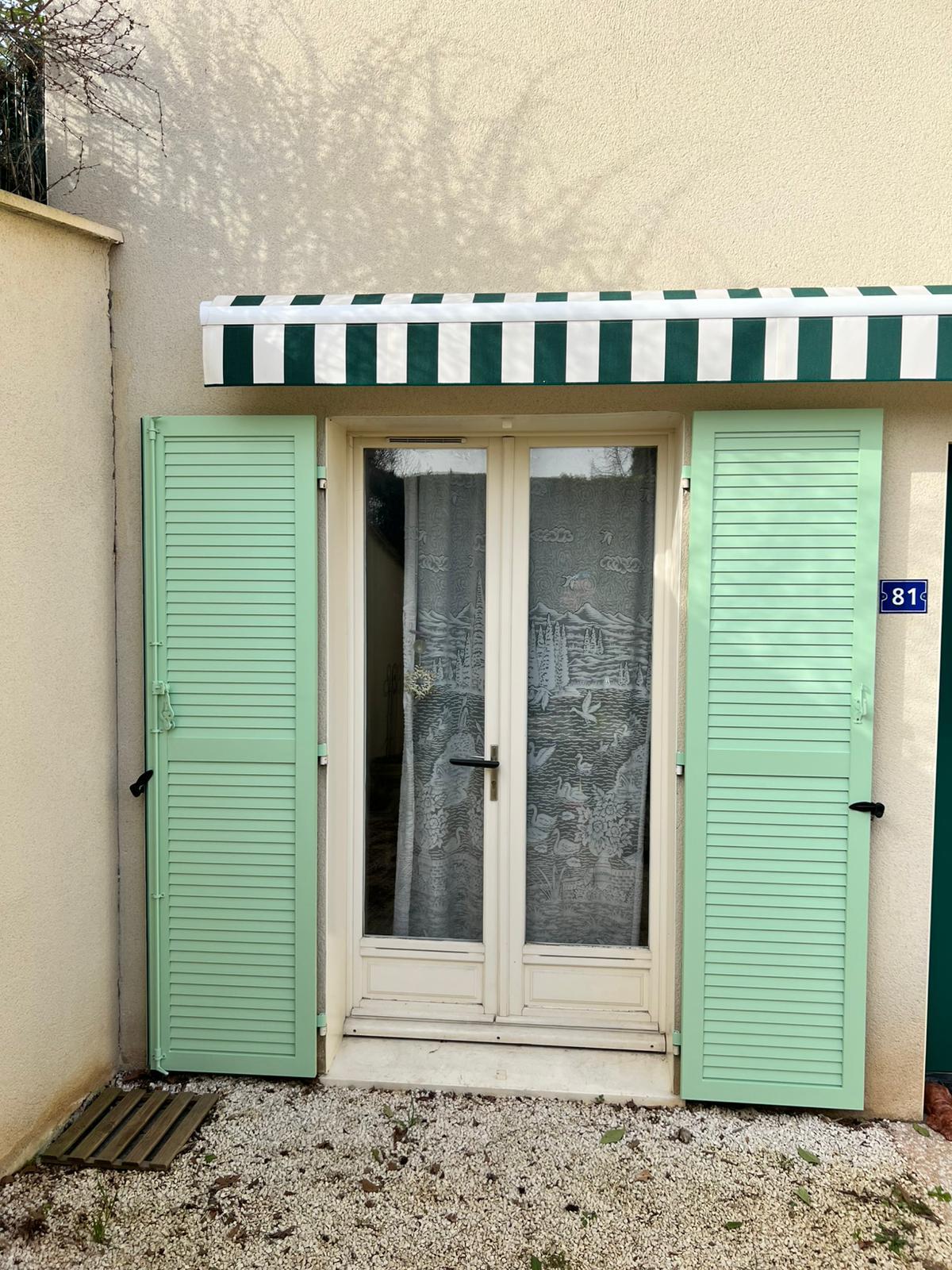 Volets battants aluminium persiennés sur porte fenêtre 2 vantaux vert pastel à Bron