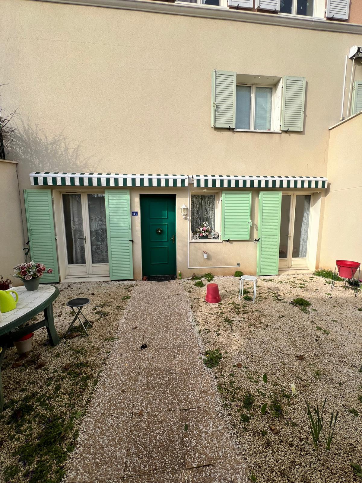 Volets battants aluminium persiennés ouverts vert pastel à Bron