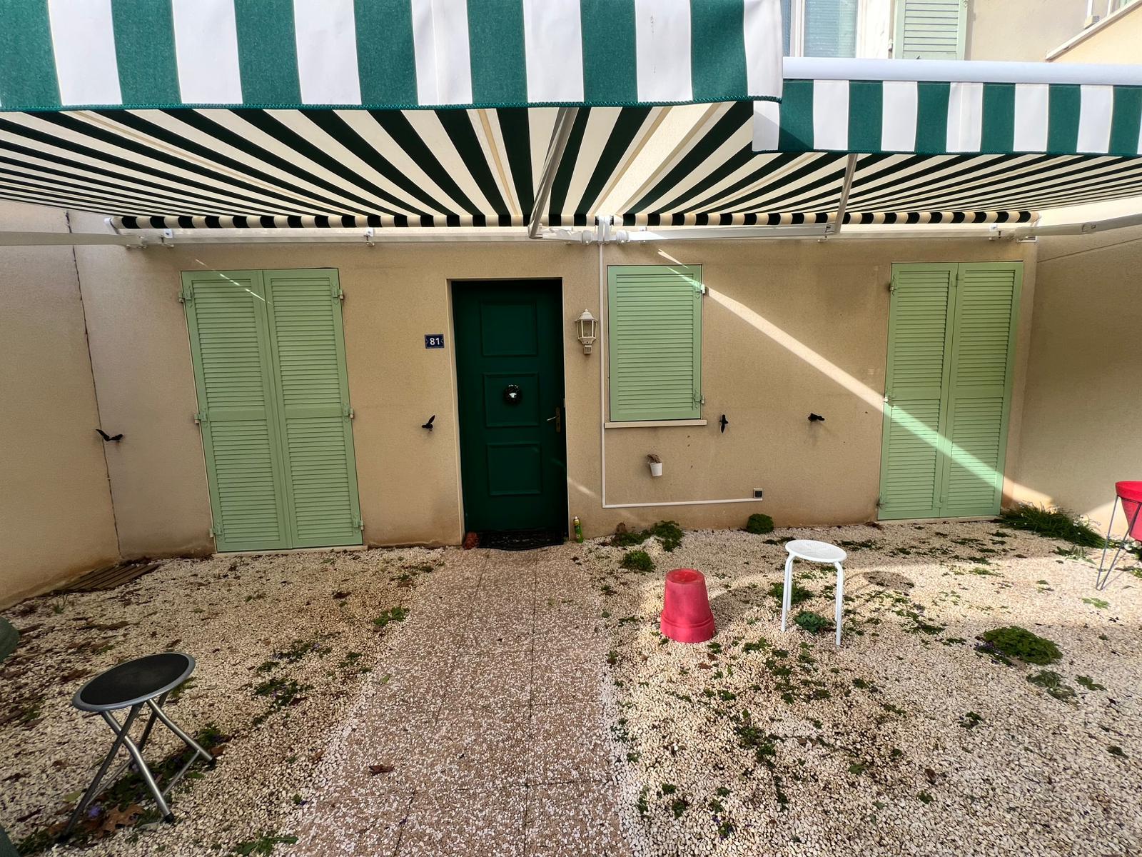 Installation de Volets battants persiennés vert pastel en résidence à Bron