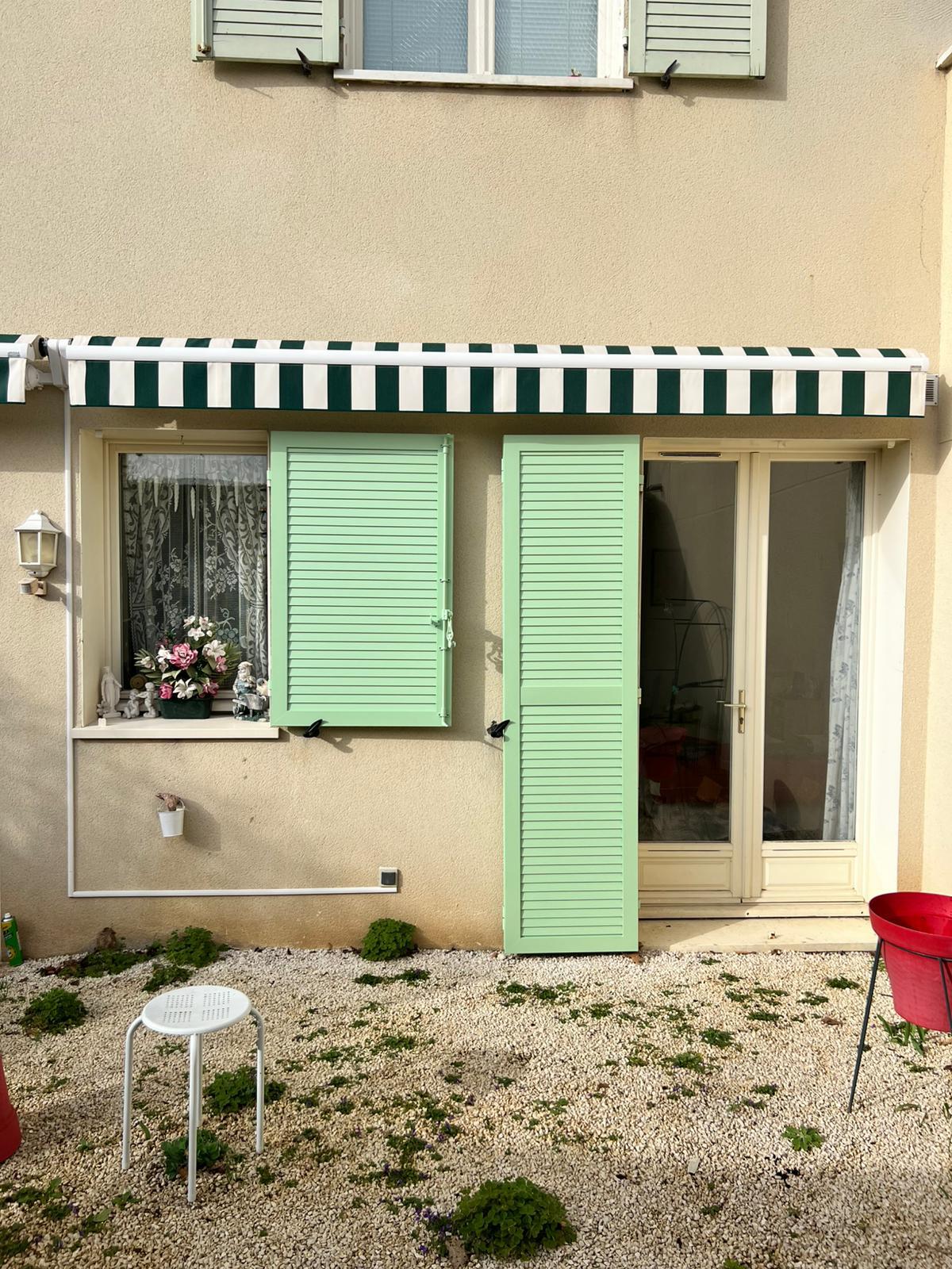 Volets battants aluminium persiennés  vert pastel à Bron