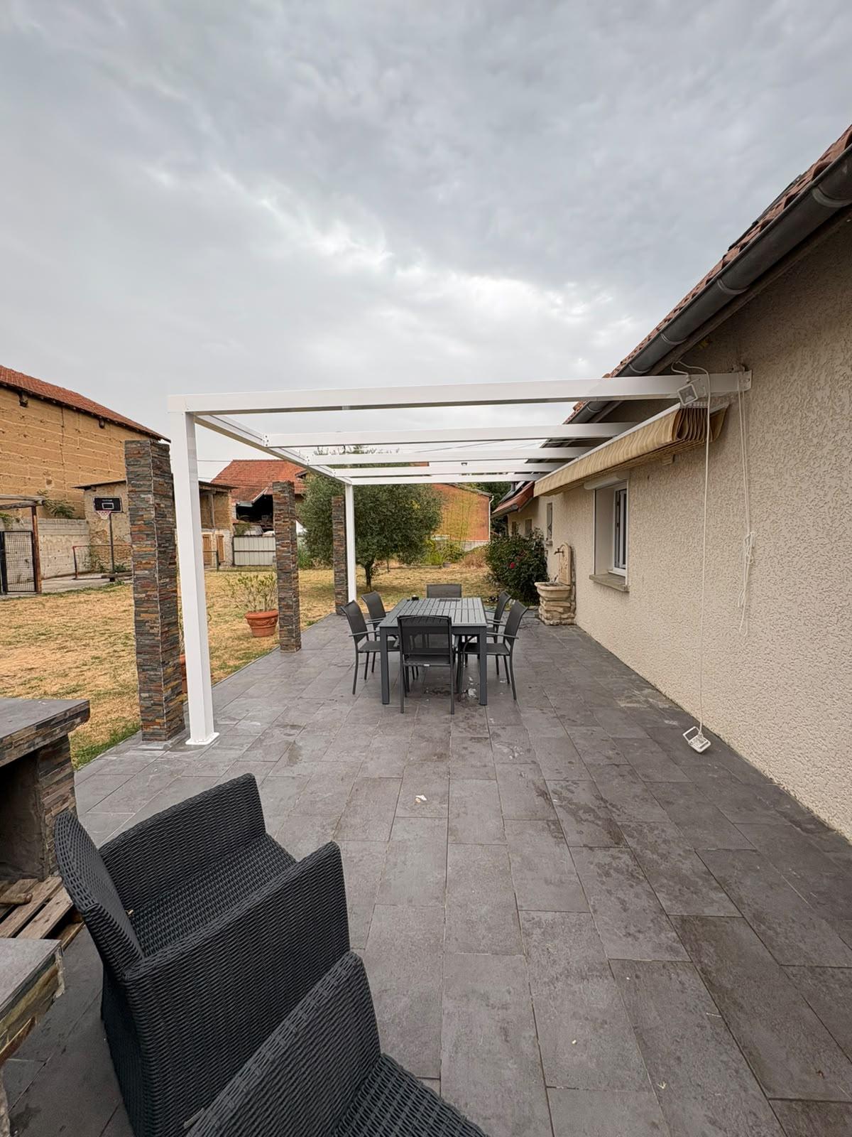 Installation d'une Pergola à Toile Rétractable Sur Mesure en Aluminium Blanc à Roche | Multibaie