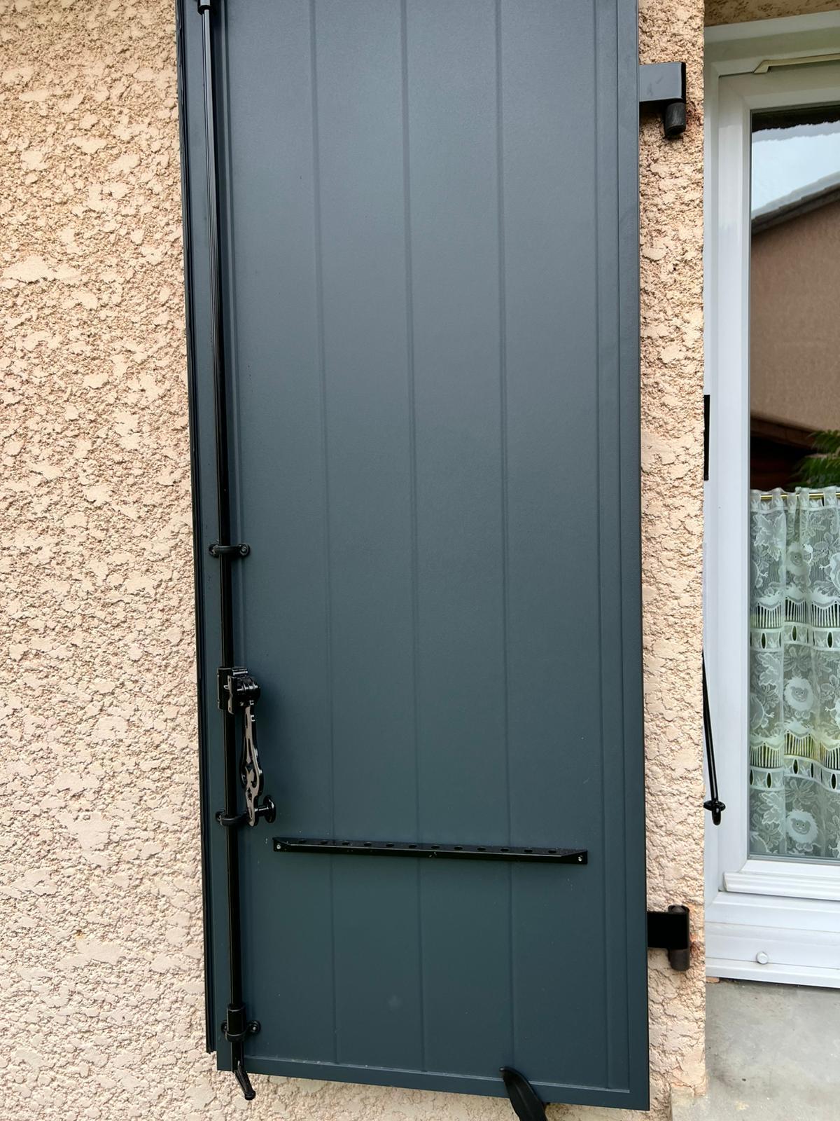 Volets battants aluminium RAL 7016 à Feyzin