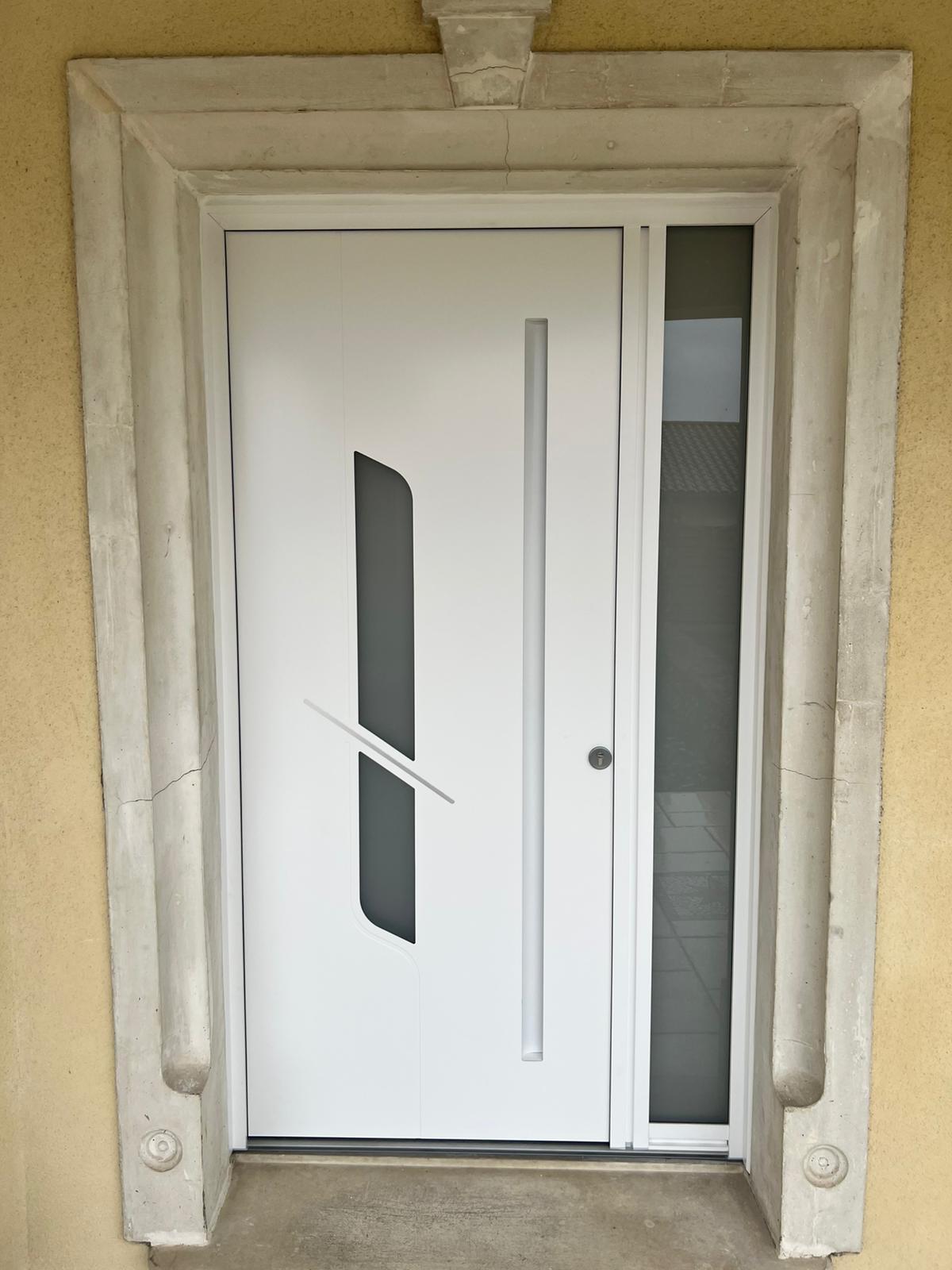 Porte d'entrée aluminium modèle DUNITE 2 Blanc avec Alunox et Barre de tirage intégrés | Multibaie