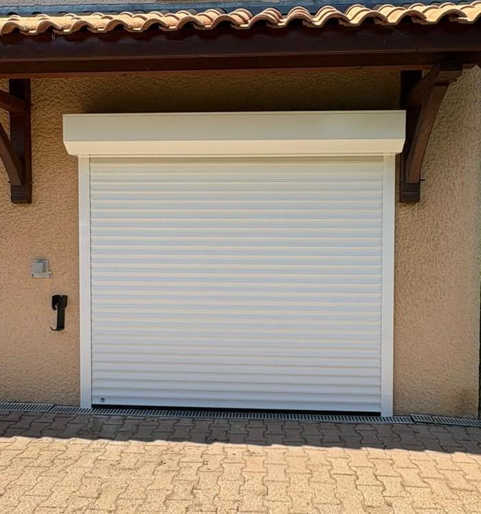 Porte de garage enroulable blanche vue extérieure