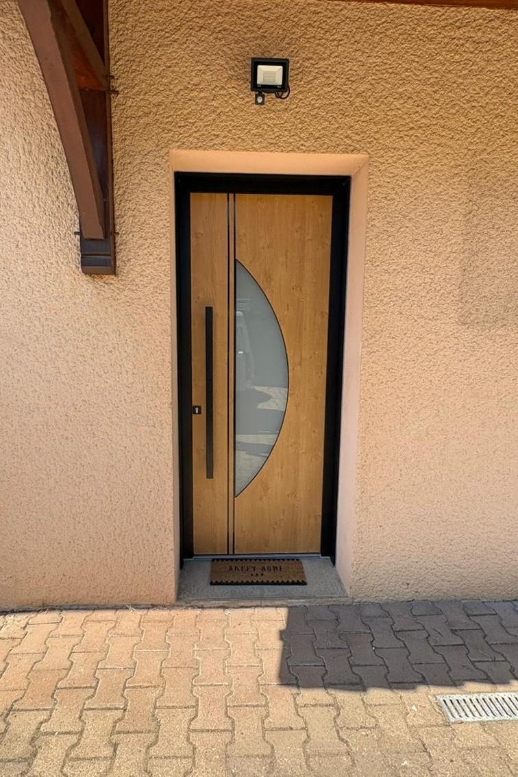 Porte d'entrée aluminium effet bois