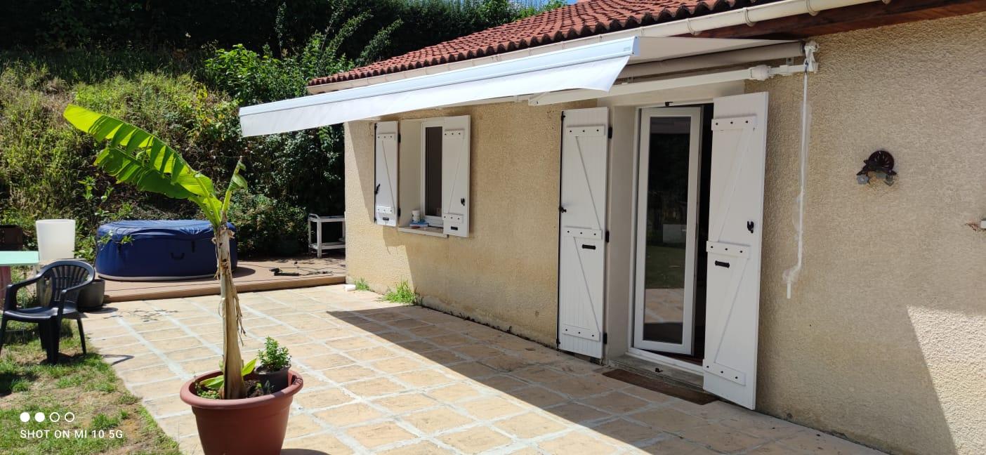 Store banne monobloc manoeuvre manuelle Saint Priest | Multibaie