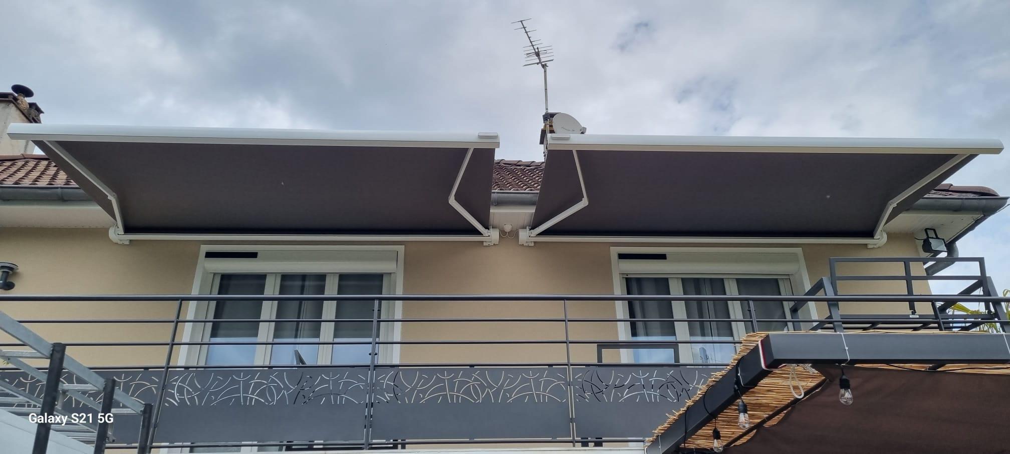 2 Stores coffres aluminium blanc radiocommandés à Saint Laurent de Mure | Multibaie