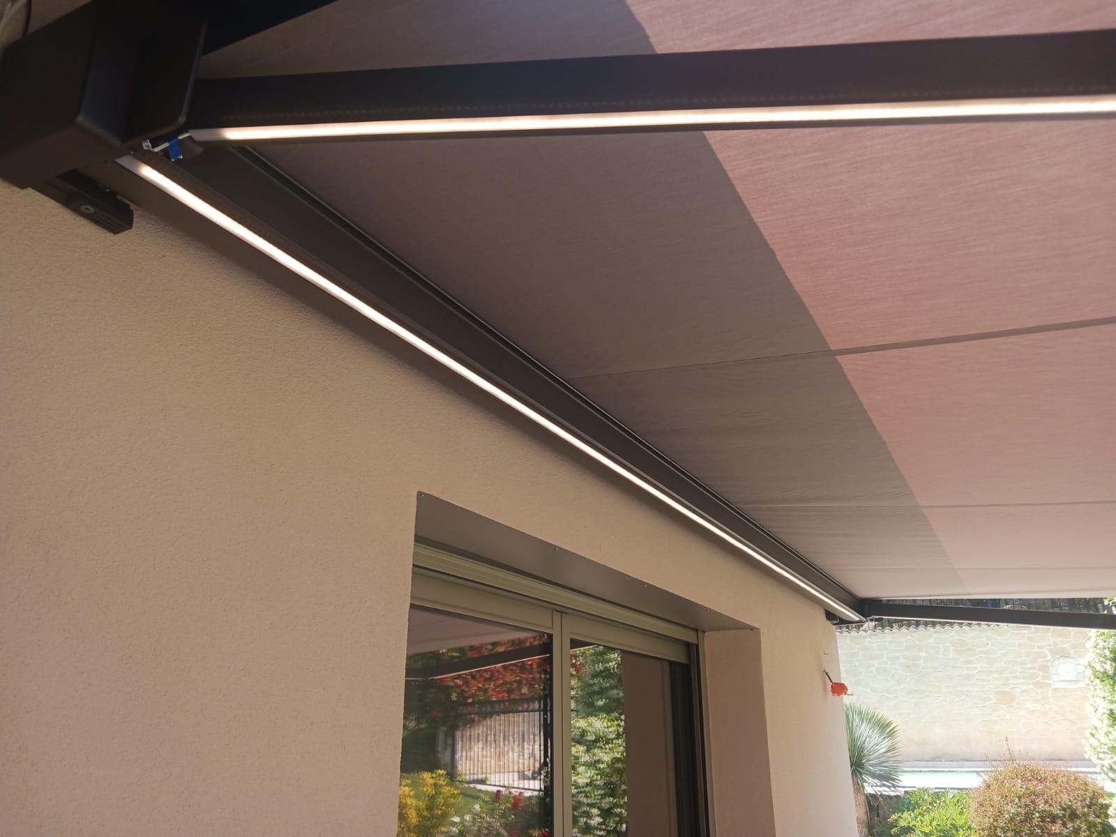 Store coffre aluminium coloris bronze avec bras et coffre Leds à Saint Bonnet de Mure | Multibaie