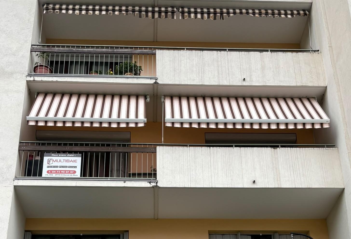 Installation de 2 Stores de balcon manuels à Saint Priest | Multibaie