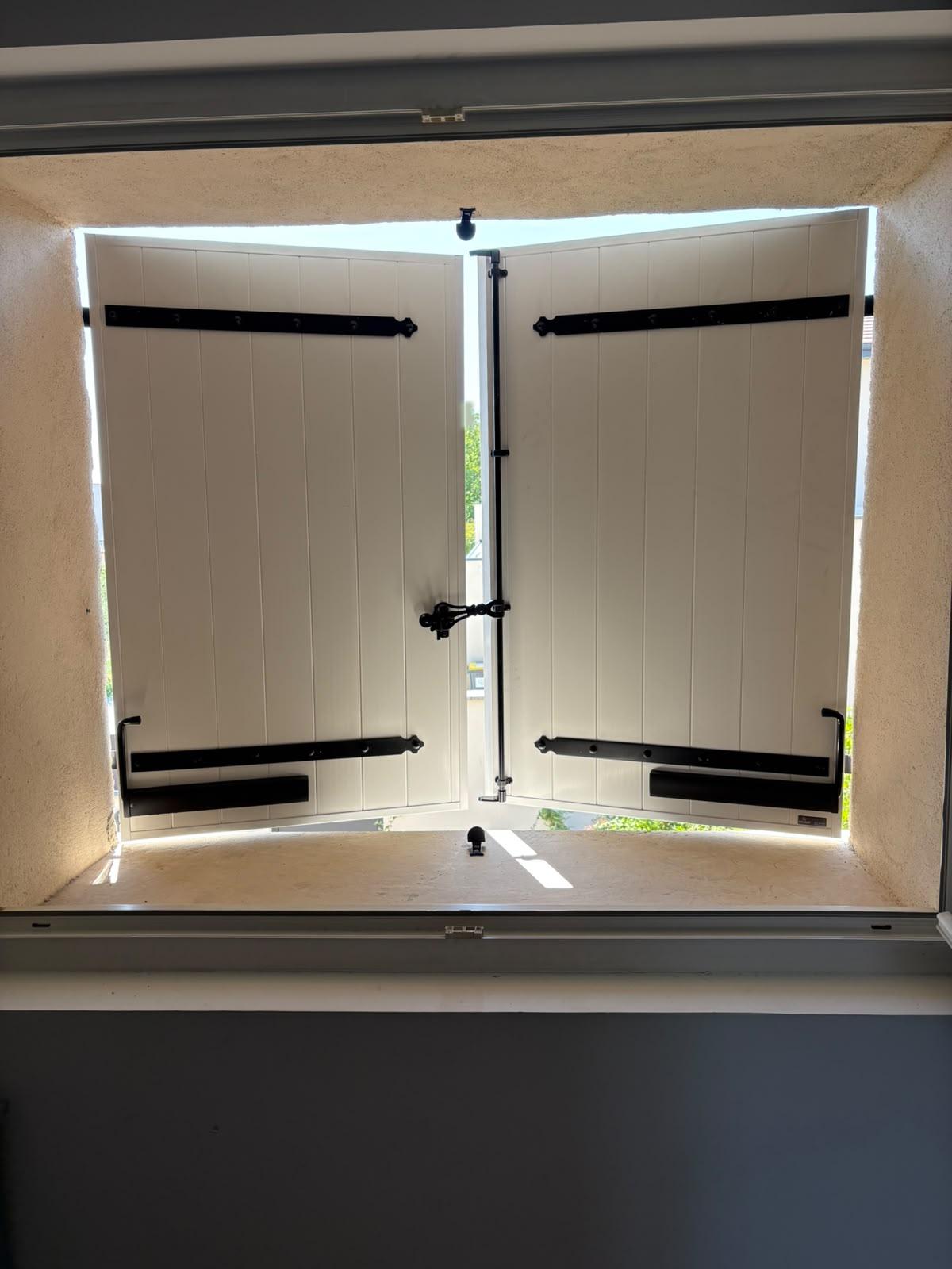 Volet battant PVC blanc avec verrouille volet | Multibaie