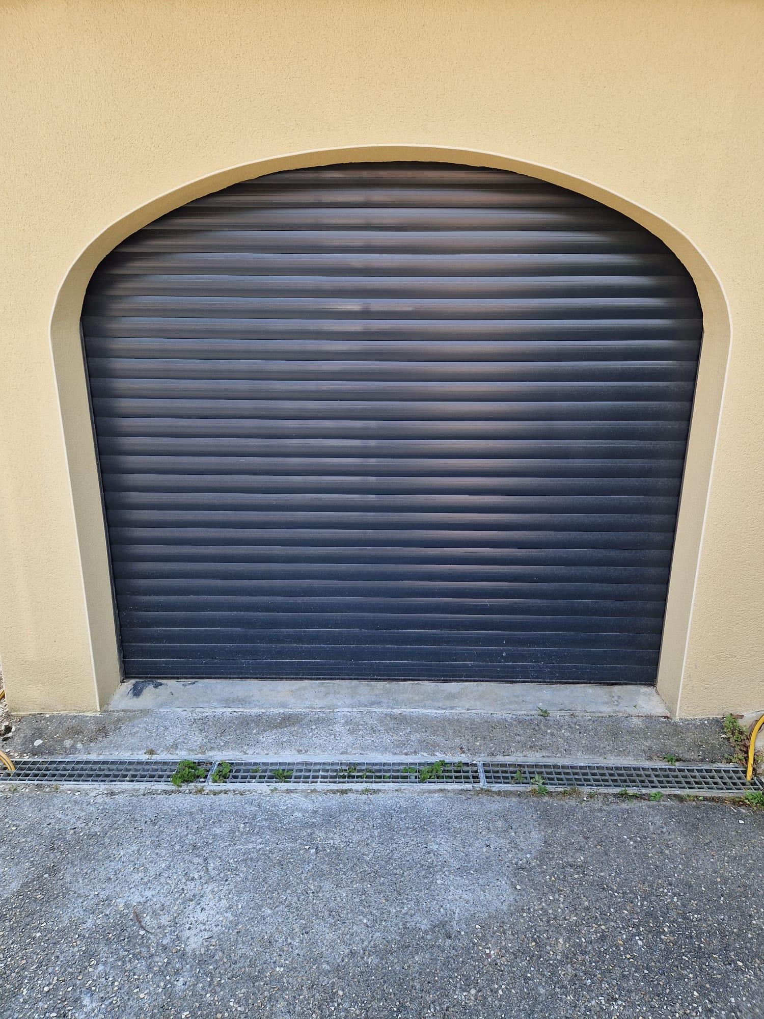 Porte de garage enroulable grise anthracite | Multibaie