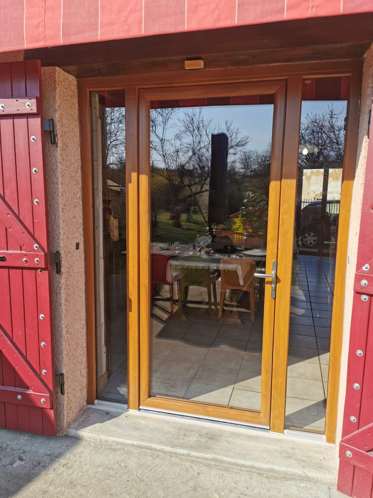 Pose porte-fenêtre aluminium sur mesure chêne doré | Multibaie