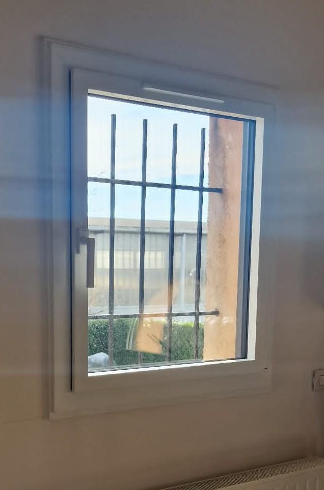 Pose fenêtre aluminium 1 vantail sur mesure blanche | Multibaie