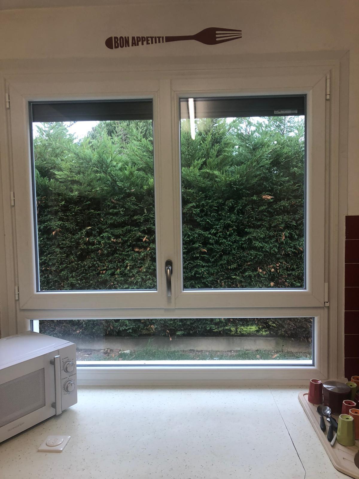Installation fenêtre PVC 2 vantaux avec fixe sur mesure blanche | Multibaie