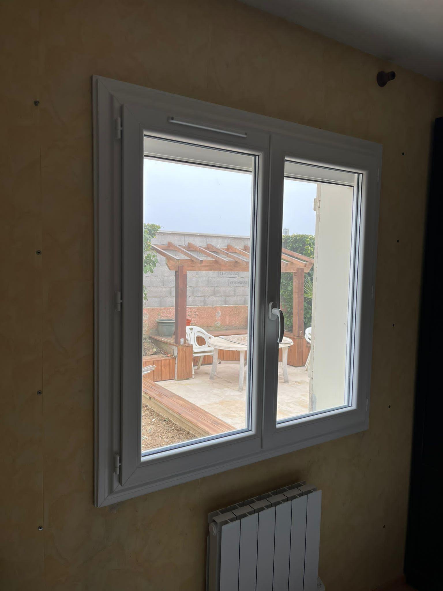 Installation fenêtre PVC 2 vantaux sur mesure blanche | Multibaie